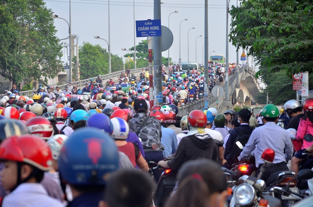 Hàng nghìn phương tiện nối đuối qua cầu Chánh Hưng, quận 8 (ảnh Đình Thảo)