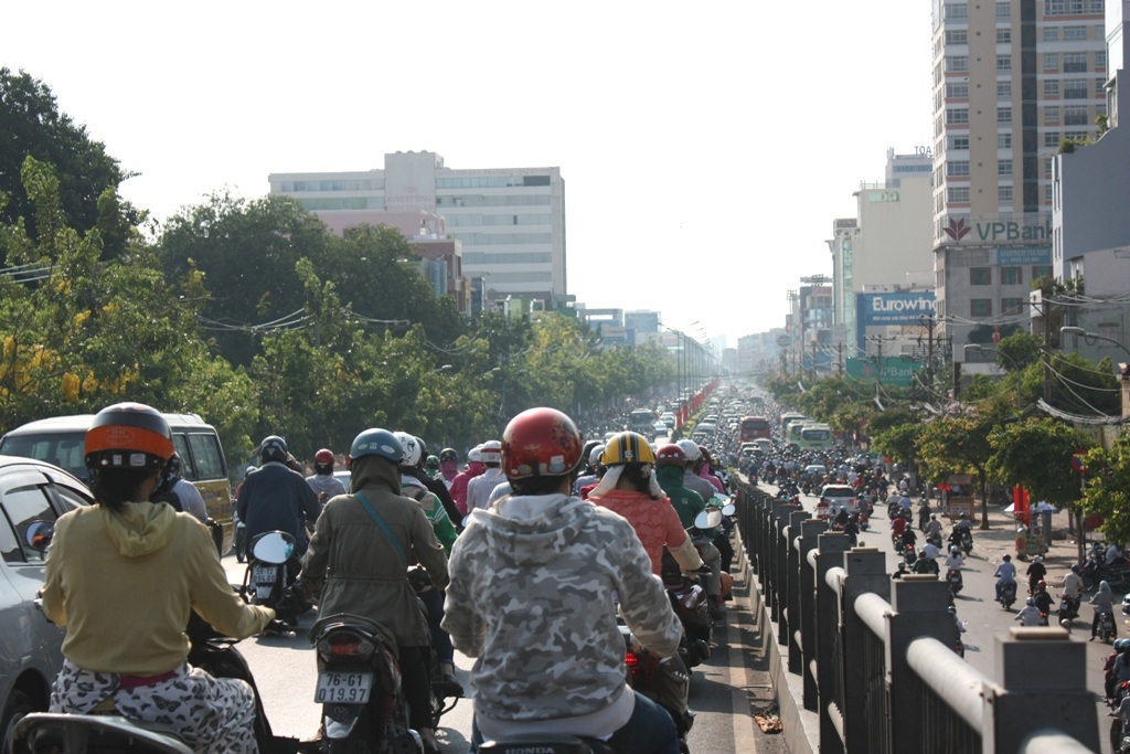 Kẹt xe ngày càng nghiêm trọng do xây dựng thiếu quy hoạch - 2 Theo các chuyên gia, cầu vượt sẽ góp phần giải quyết ùn tắc tại các giao lộ. Trong ảnh: cầu vượt Hoàng Hoa Thám, quận Tân Bình (ảnh Quốc Anh)