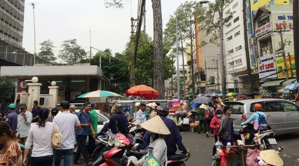 Tháo dỡ bớt rào chắn như “mê hồn trận” trước Bệnh viện Chợ Rẫy - 17 Hàng rong, xe ôm trước cổng bệnh viện Chợ Rẫy gây nhếch nhác, rối loạn giao thông