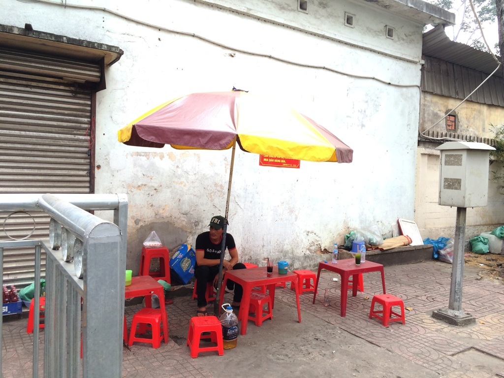 Tháo dỡ bớt rào chắn như “mê hồn trận” trước Bệnh viện Chợ Rẫy - 16
Hàng rong cũng vẫn bày bán trong khu vực cách ly
