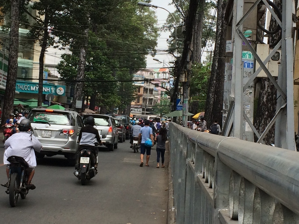 Tháo dỡ bớt rào chắn như “mê hồn trận” trước Bệnh viện Chợ Rẫy - 15
Nhiều người mạo hiểm đi bộ dưới lòng đường chứ không chọn lối đi trong mê cung rào sắt