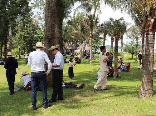 Liên tiếp đón tin vui về hạ tầng, bất động sản Phan Thiết "nóng" chưa từng có - 1
Hơn 500 khách hàng tới thăm quan khu vực bãi biển dài 1,2km tại dự án.