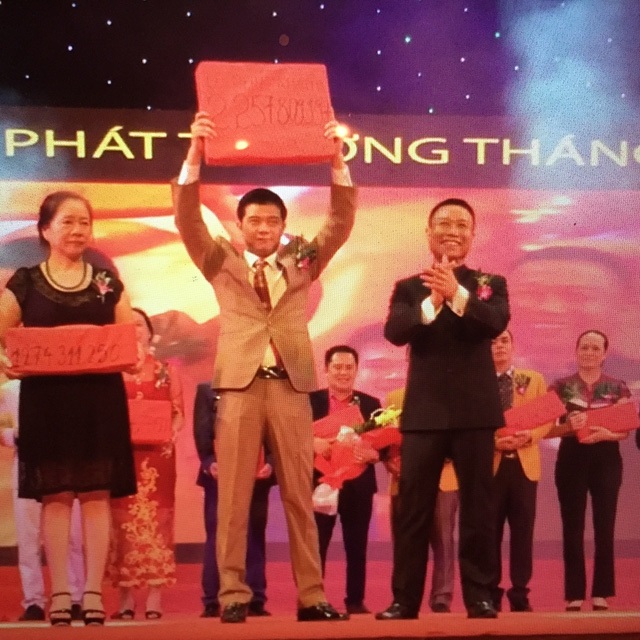 Chính thức xoá sổ công ty đa cấp Nhượng quyền Thăng Long trên toàn quốc - 1
Những lễ trao thưởng rất hoành tráng của Thăng Long Group nhưng số tiền thưởng là sai lệch.
