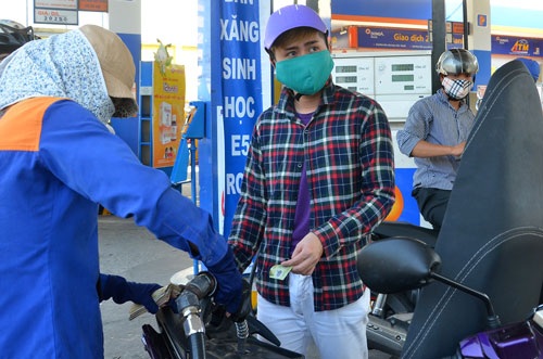 Có thể thay thế xăng A92 bằng E5 vào giữa năm 2017 - 1 Dù nhà nước khuyến khích nhưng xăng E5 vẫn chưa được số đông người tiêu dùng đón nhận.
