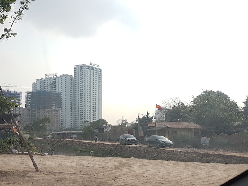 Mua chung cư: Nhà đã xong, đường phải chờ thêm 6 tháng - 1 Lối vào duy nhất của dự án là con đường đất chạy ven mương từ đường Võ Chí Công vào.