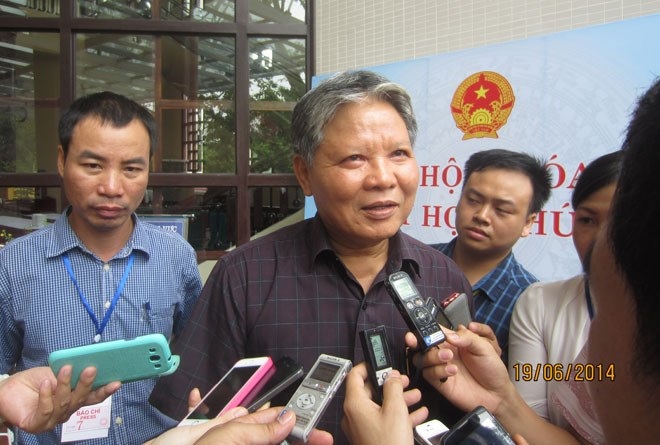 “Phạt báo chí 100 triệu đồng”: Dễ tạo thành quy định “hành” báo chí! - 1 Phóng viên các báo phỏng vấn Bộ trưởng Bộ Tư pháp Hà Hùng Cường bên hành lang Quốc hội.