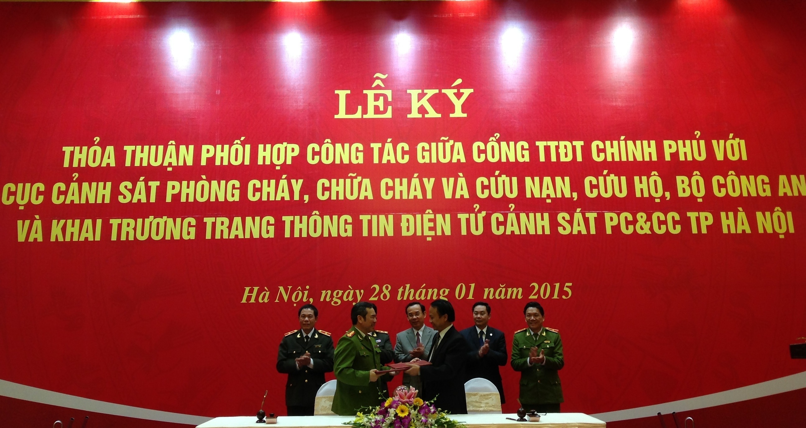 Hai bên ký thỏa thuận phối hợp công tác.