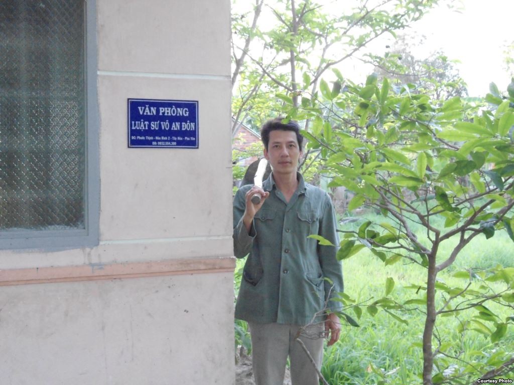 Luật sư Võ An Đôn tham gia công việc đồng áng giúp vợ. Ảnh: Pháp luật TPHCM 