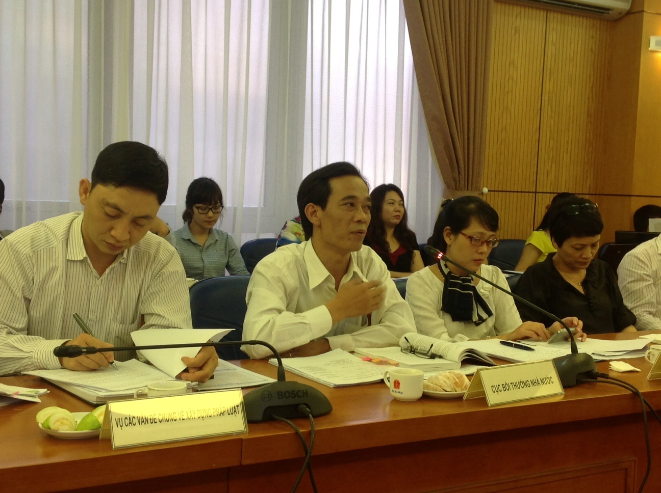 Gia đình ông Chấn tại buổi xin lỗi của TAND Tối cao ngày 17/4 (Ảnh: Thái Cường).