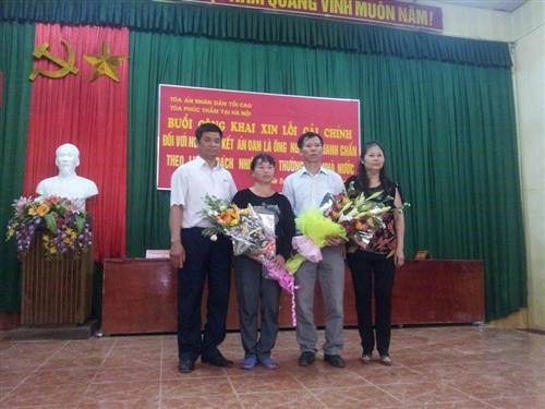 “Bồi thường cho người bị oan sai, muốn nhanh cũng không được” - 1 Gia đình ông Chấn tại buổi xin lỗi của TAND Tối cao ngày 17/4 (Ảnh: Thái Cường).