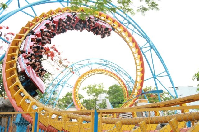 Mát trời, người Hà Nội kéo tới công viên, rạp chiếu phim, bể bơi - 4 Trò chơi rồng thép ở Công viên nước Hồ Tây.