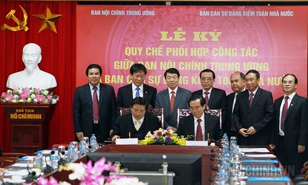 Ban Nội chính Trung ương mở rộng phối hợp trong phòng chống tham nhũng - 2 Lãnh đạo Ban Nội chính Trung ương và Kiểm toán Nhà nước ký kết quy chế phối hợp.
