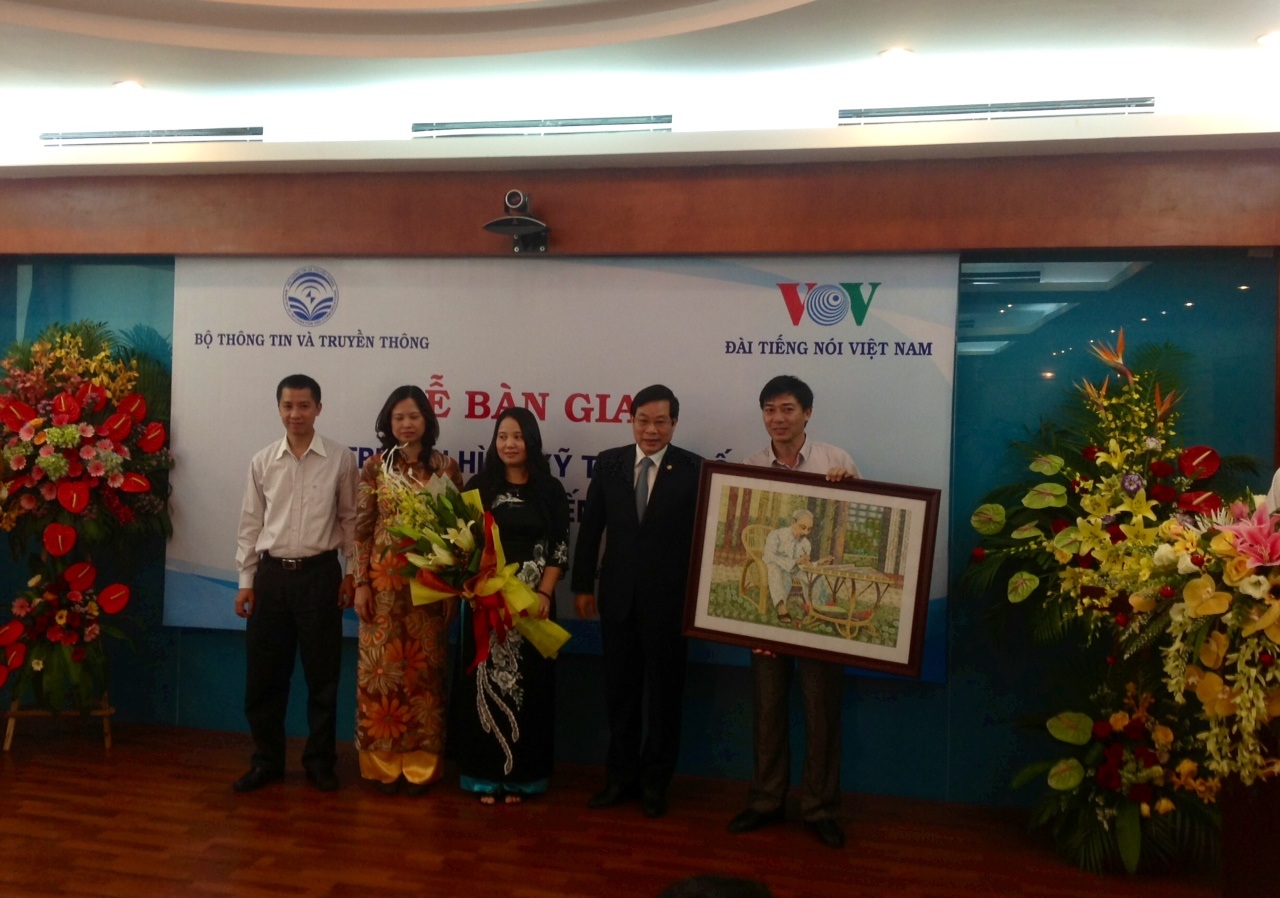 Bộ trưởng Nguyễn Bắc Son tặng hoa cho lãnh đạo Đài Truyền hình kỹ thuật số VTC.