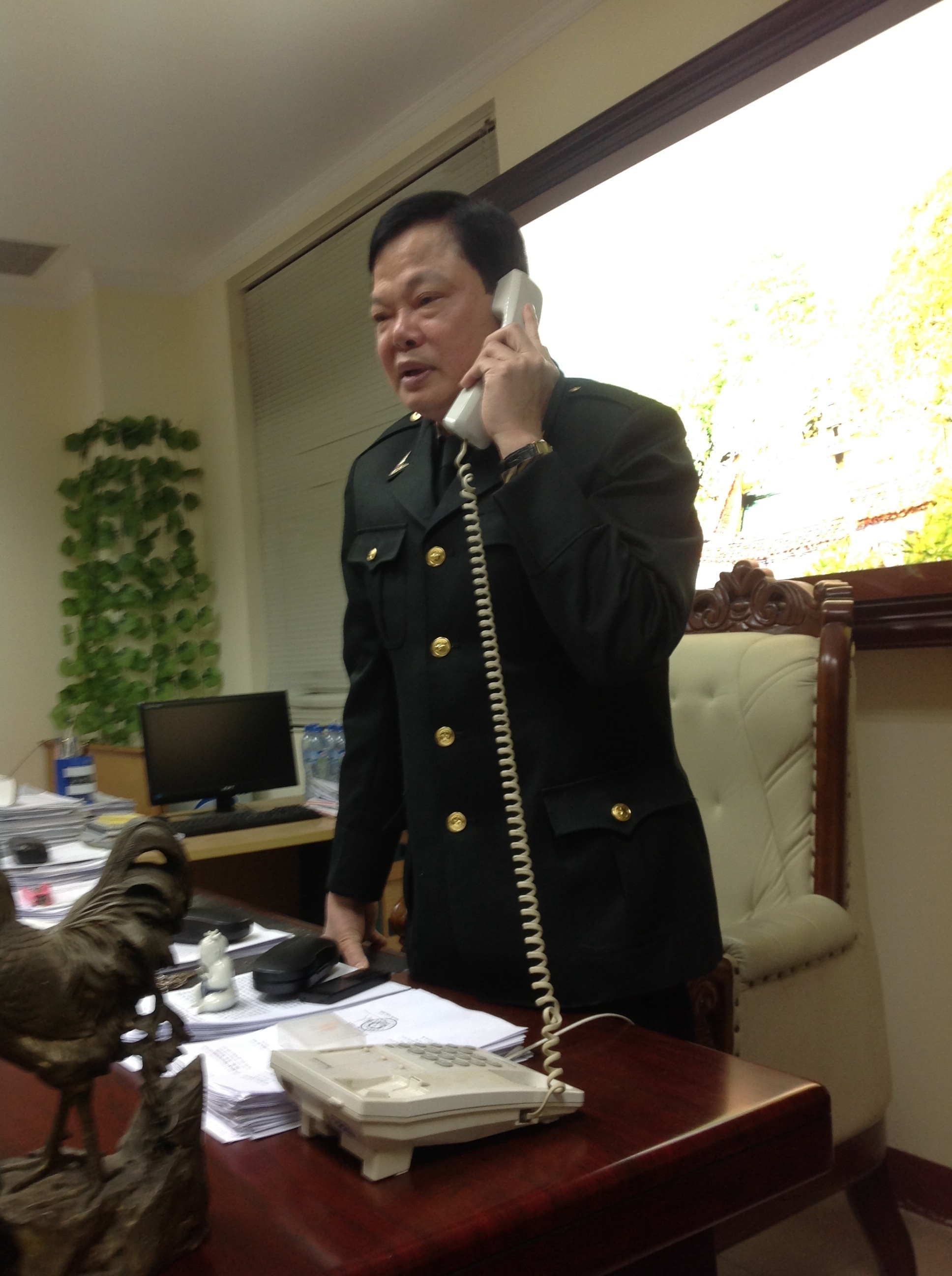 “Nhìn gói quà Tết nghi là rất nhiều tiền, hóa ra... đường Thốt Nốt” - 1 Ông Phạm Trọng Đạt đang tiếp nhận một cuộc điện thoại phản ánh cán bộ nhận quà Tết trái quy định.