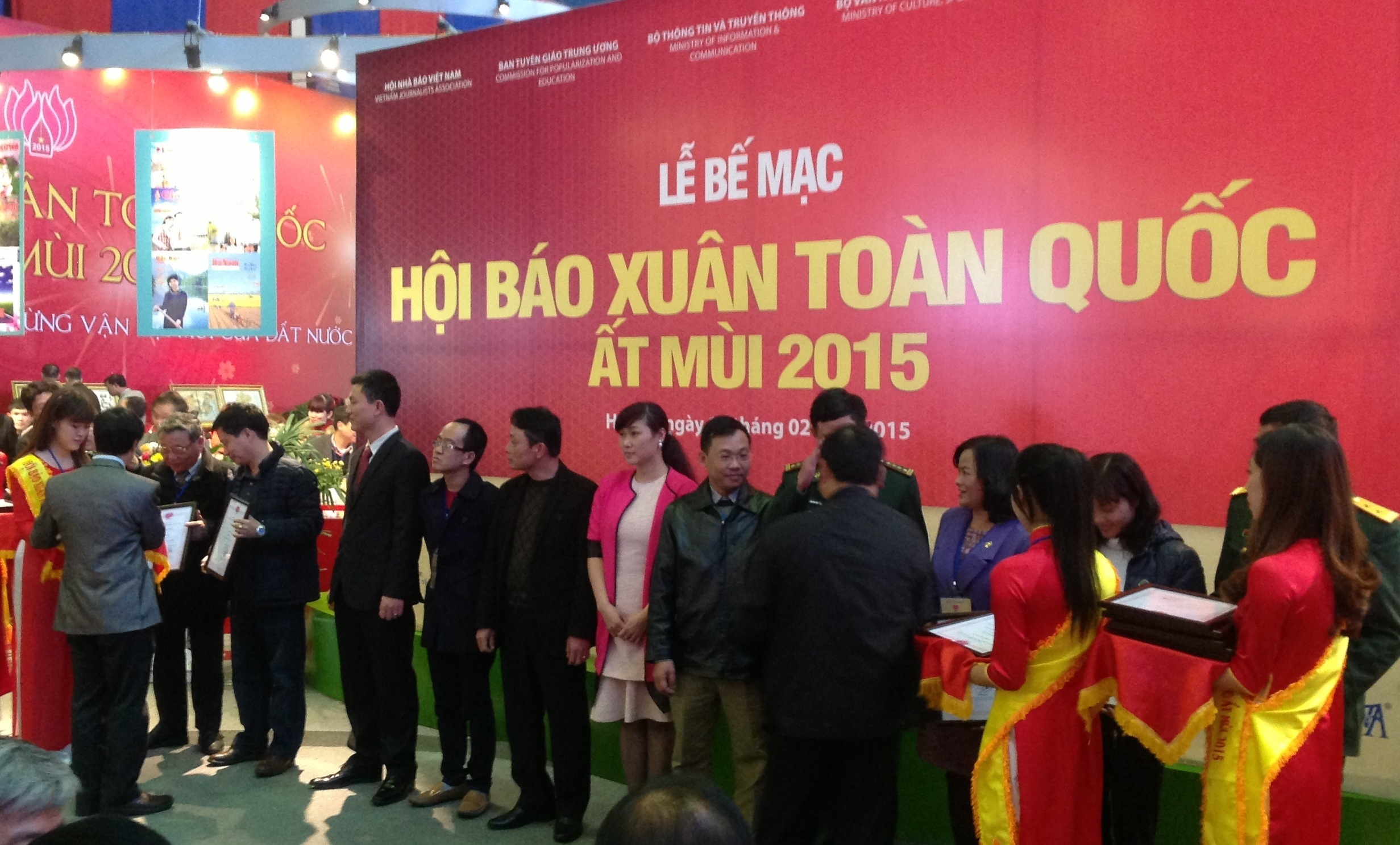 Bế mạc Hội báo Xuân Ất Mùi 2015 - 2 Báo Khuyến học và Dân trí nhận 2 giải thưởng về bìa báo Xuân đẹp và gian trưng bày đẹp.