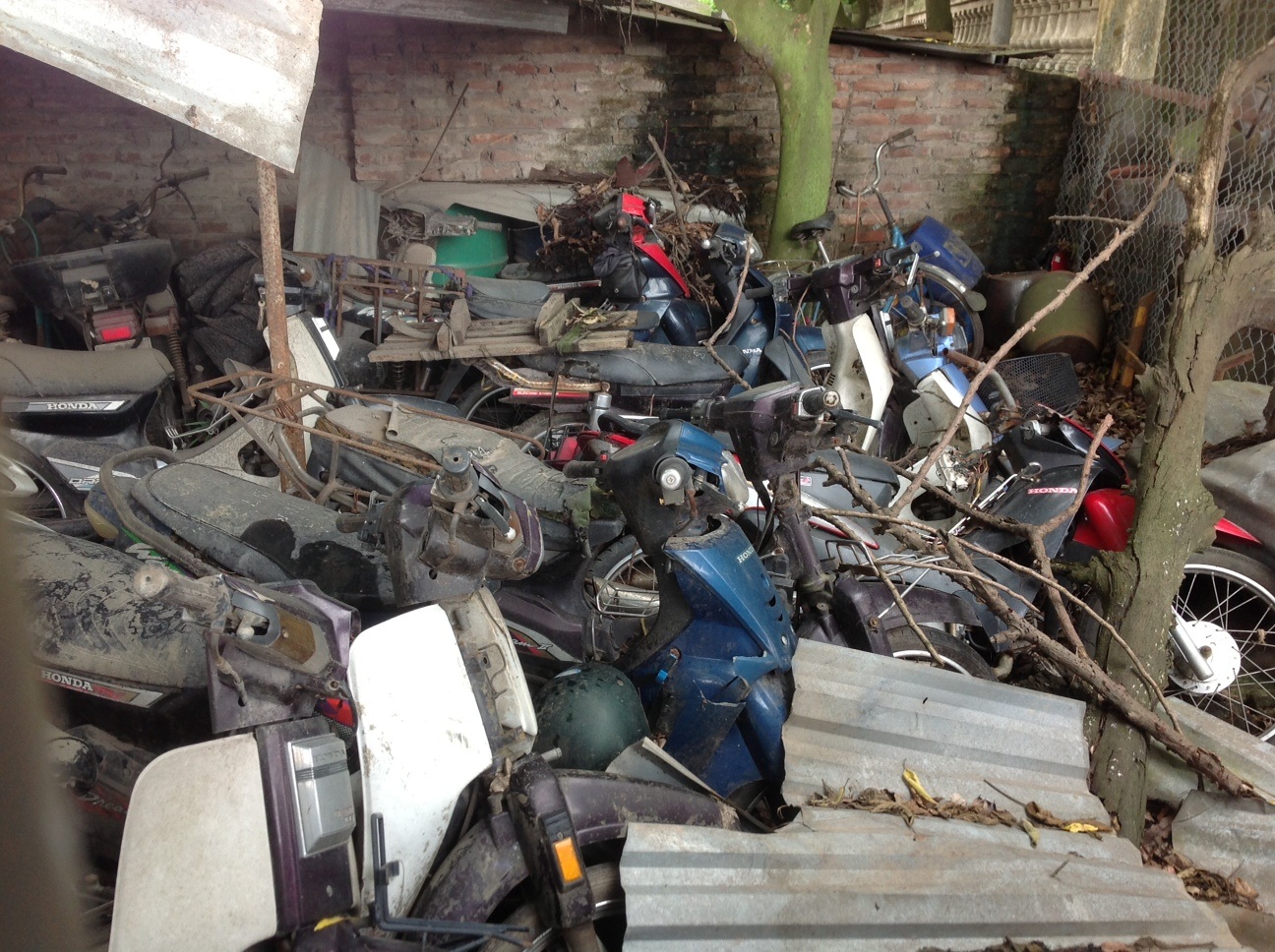 Một bãi giữ xe vi phạm trên địa bàn quận Long Biên, Hà Nội (Ảnh: Thế Kha).