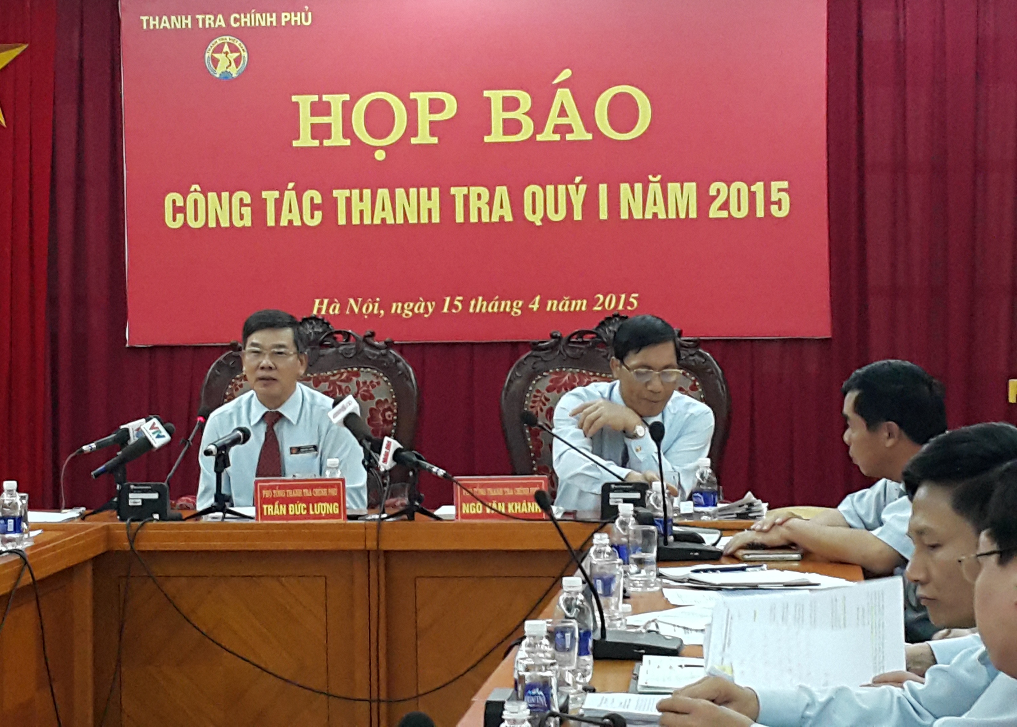 Khen thưởng ngành thanh tra Hà Tĩnh: “Nếu đủ điều kiện thì vẫn nhất trí” - 1 Ông Trần Đức Lượng (ngoài cùng bên trái) trả lời báo chí sáng 15/4.