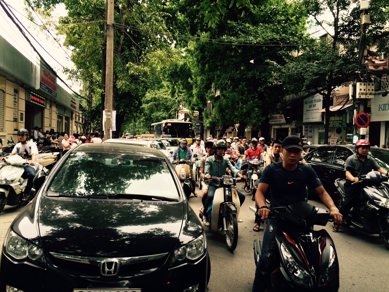 Hà Nội: Chen lấn xếp hàng chờ tiêm vắc xin 5 trong 1