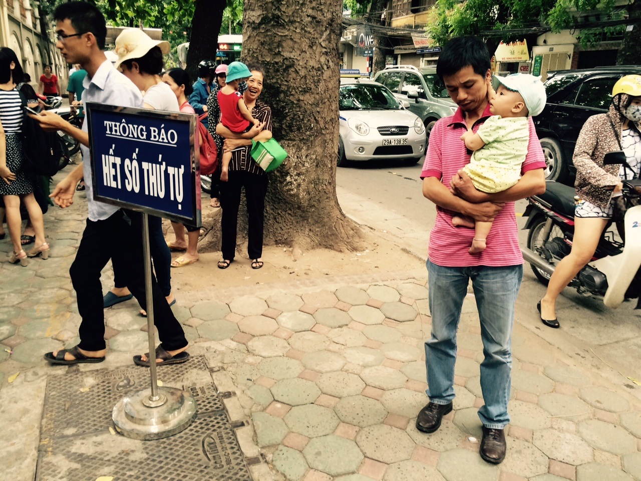 Nhiều cặp vợ chồng phải xin nghỉ làm để đưa con tới xếp hàng lấy số thứ tự.