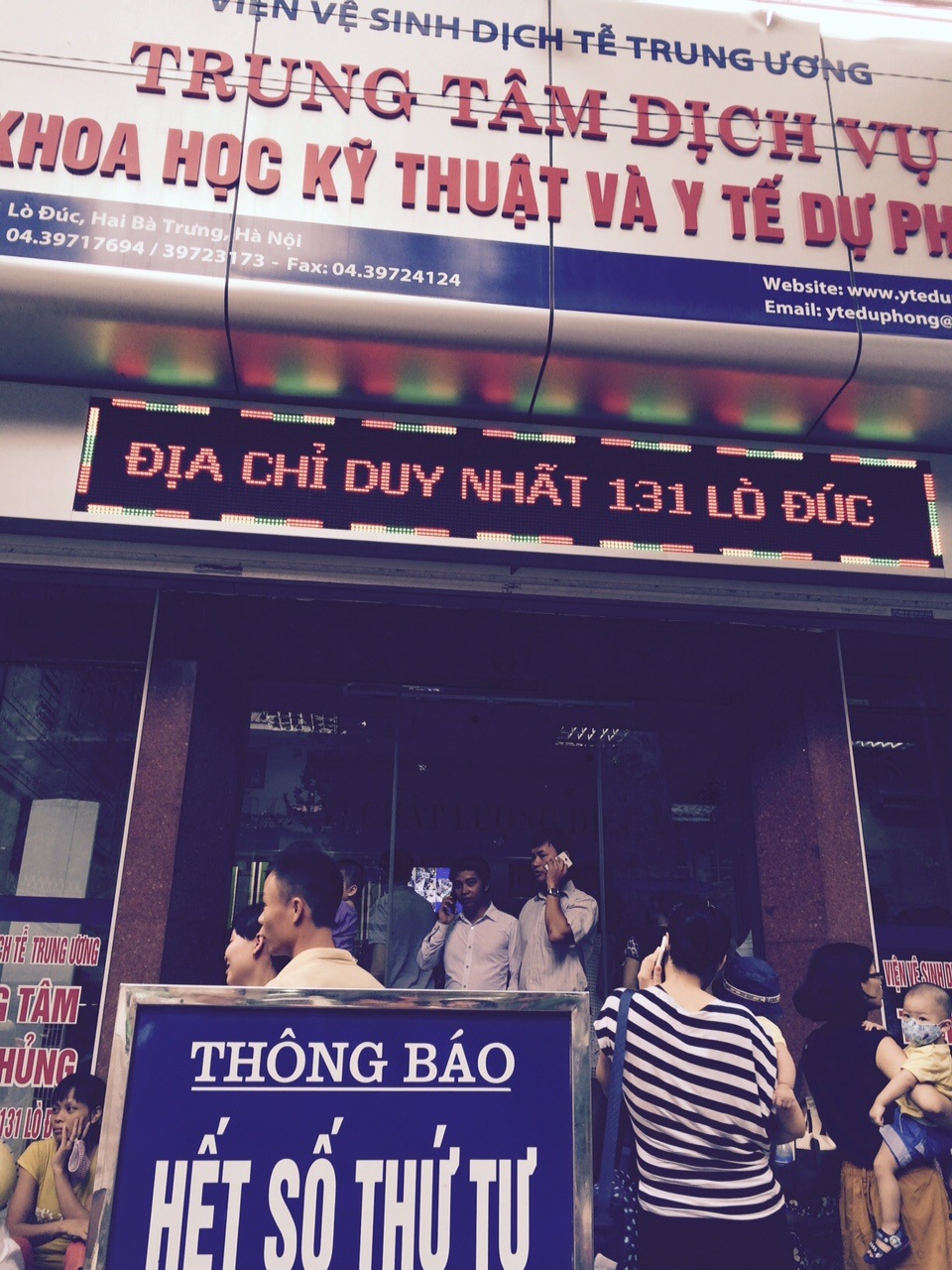 Nhiều cặp vợ chồng phải xin nghỉ làm để đưa con tới xếp hàng lấy số thứ tự.