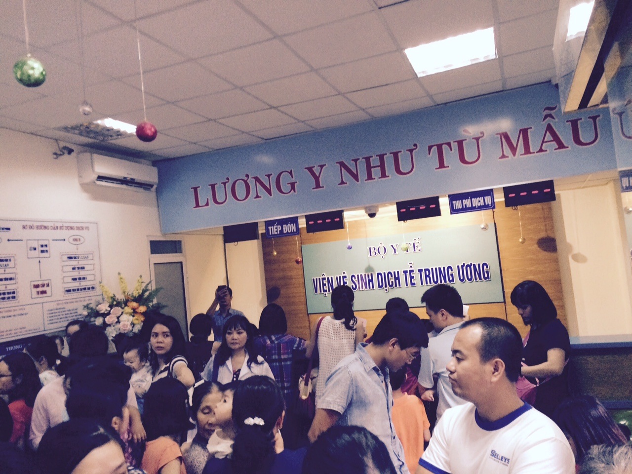 Khu vực thanh toán tiền tiêm dịch vụ chật cứng.