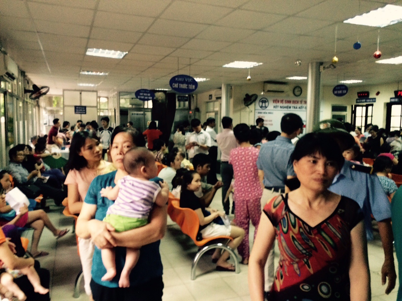 Khu vực thanh toán tiền tiêm dịch vụ chật cứng.