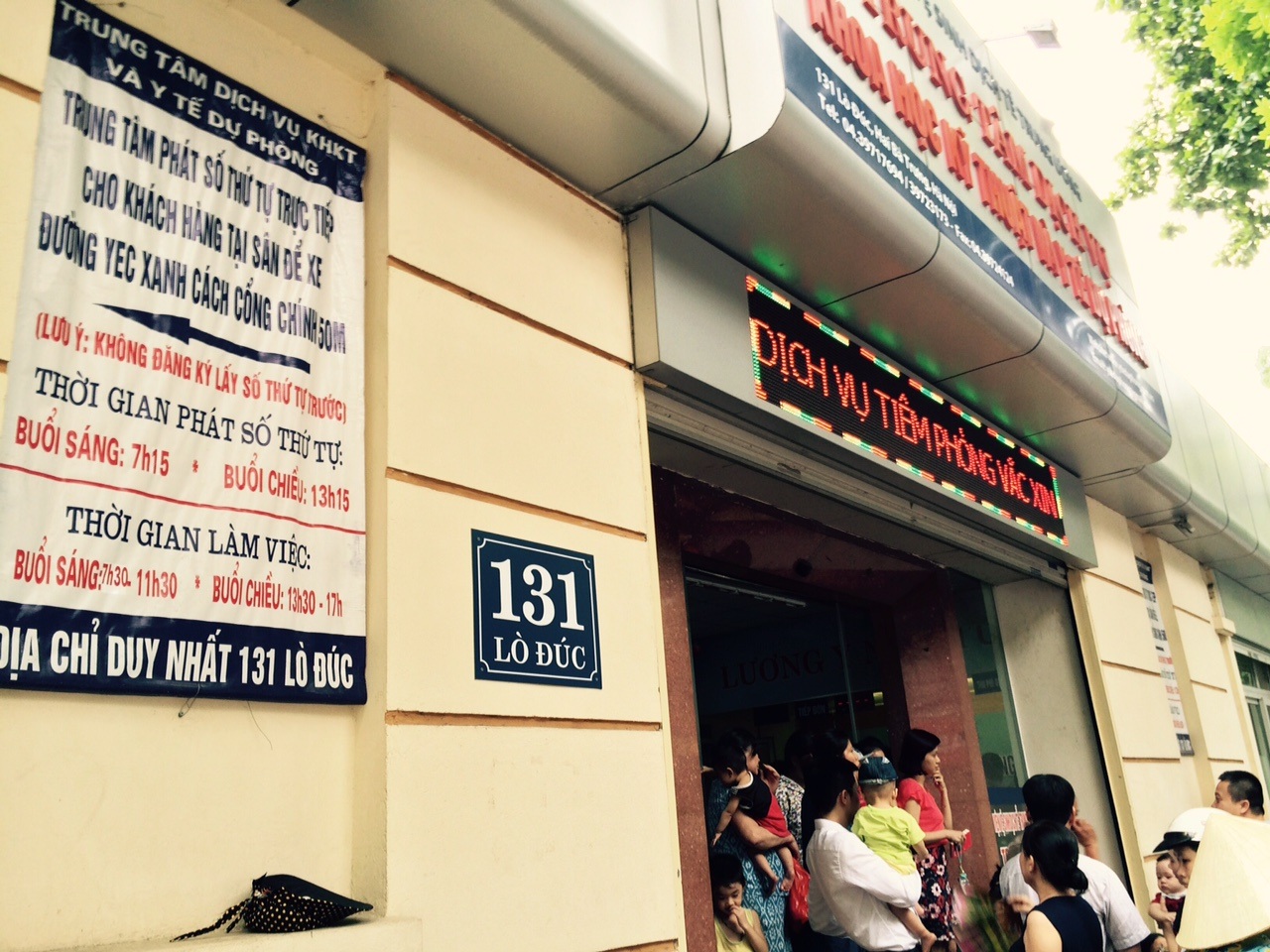 Khu vực thanh toán tiền tiêm dịch vụ chật cứng.