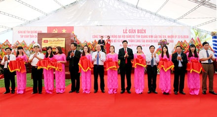 Khánh thành cảng du thuyền nhân tạo lớn nhất Việt Nam - 2 Lãnh đạo tỉnh Quảng Ninh và lãnh đạo Bộ ngành Trung ương, lãnh đạo Tập đoàn Tuần Châu cắt băng khánh thành cảng du thuyền nhân tạo lớn nhất Việt Nam.