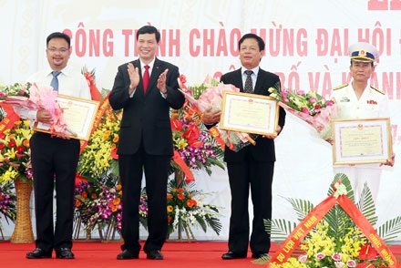 Khánh thành cảng du thuyền nhân tạo lớn nhất Việt Nam - 3 Ông Nguyễn Đức Long, Chủ tịch UBND tỉnh Quảng Ninh tặng bằng khen cho lãnh đạo Tập đoàn Tuần Châu vì những nỗ lực xây dựng cảng hoàn thành sớm hơn kế hoạch.