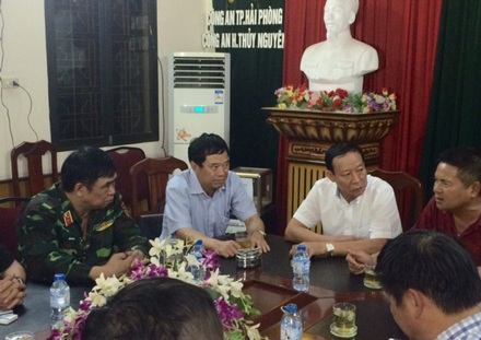Nghi phạm sát hại 4 bà cháu khai gì với cơ quan điều tra? - 5
Thượng tướng Lê Quý Vương, Thứ trưởng Bộ Công an (áo trắng) cùng Cục trưởng C45 - Thiếu tướng Hồ Sỹ Tiến (áo đỏ) và Ban Chuyên án họp nóng tại Hải Phòng.