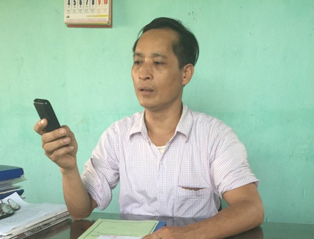 Vụ bán đất cho doanh nghiệp Trung Quốc: Xã làm theo “lệnh” cấp tỉnh, huyện? - 2 Ông Phạm Văn Hoạt làm việc với phóng viên Dân trí với chiếc điện thoại lúc nào cũng lăm lăm trên tay.