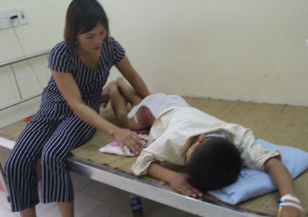 Học sinh lớp 7 bị bố đánh dã man vì bỏ học chơi game - 2
Cháu L. đang được chăm sóc tại bệnh viên Đa khoa huyện Phú Bình với vết thương vẫn rất đau đớn.