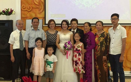 Cuộc tình đồng tính của hoa khôi đất mỏ: Hạnh phúc trọn vẹn sau đám cưới đặc biệt - 3
Hai chị hạnh phúc vì tình yêu được gia đình, bạn bè thừa nhận, chúc phúc.