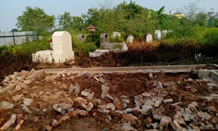 Hà Nội: Hoảng loạn vì 23 ngôi mộ của gia đình bỗng dưng... biến mất - 1
Ông Huyên cho biết, 23 ngôi mộ của họ tộc đã biến mất. Chính quyền thừa nhận có di dời hàng chục ngôi mộ nhưng xác định là mộ vô chủ.