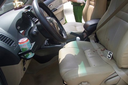 Trả thù em, đâm nhầm anh cướp xe ô tô - 1 Hiện trường vụ án với nhiều vết máu vương vãi trên ghế xe.