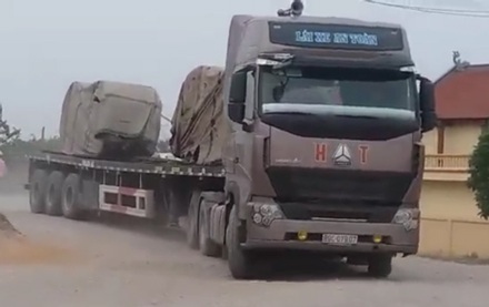 Xuất hiện đoàn xe “khủng” lộng hành liên tỉnh - 1 Những chiếc xe tải khủng chở nhiều cuộn sắt thép có dấu hiện quá tải cày xới quốc lộ nhiều tháng nay.