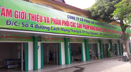Giám đốc doanh nghiệp hành hung Trưởng, Phó đoàn kiểm tra liên ngành - 1
Cơ sở kinh doanh này của Cty Cổ phần Chế biến nông sản Thái Nguyên bị phát hiện bày bán giò, chả không rõ nguồn gốc xuất xứ và các nhân viên không đủ điều kiện về giấy khám sức khoẻ... để bán hàng