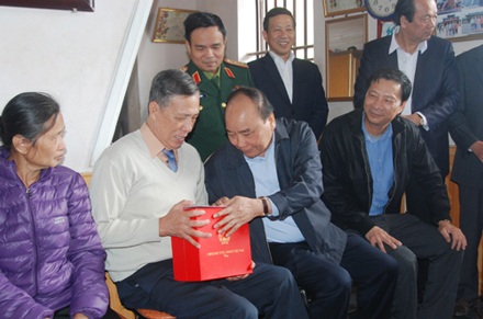 Thủ tướng Nguyễn Xuân Phúc tặng quà ông Nguyễn Văn Tý, thương binh hạng 1/4, trú tại khu 6, thị trấn Cái Rồng, huyện Vân Đồn.