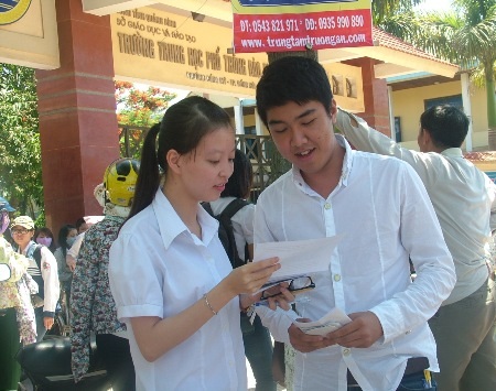 Tại Hội đồng thi trường THPT Đào Duy Từ, các thí sinh đều phấn khởi vì làm được bài.