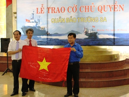 Lá cờ chủ quyền Trường Sa do đảo Đá Lát gửi tặng