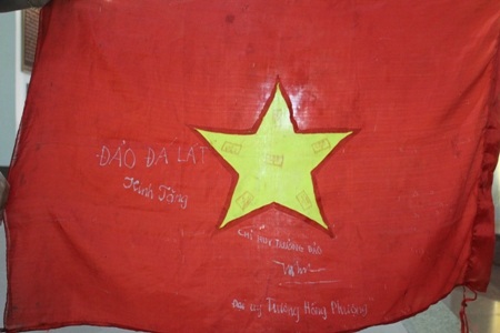 Lá cờ chủ quyền Trường Sa do đảo Đá Lát gửi tặng