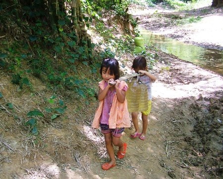Mỗi ngày hai chị em Phương phải thay mẹ ra khe lấy nước về sinh hoạt