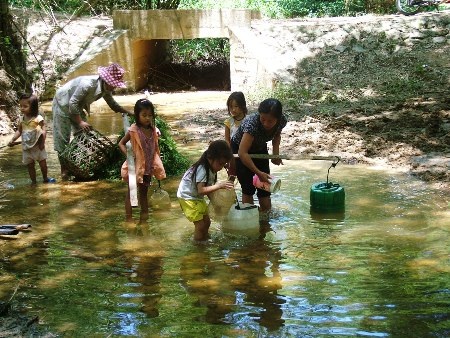 Về mùa mưa lũ, các em học sinh này phải nghỉ học vì cầu bị ngập
