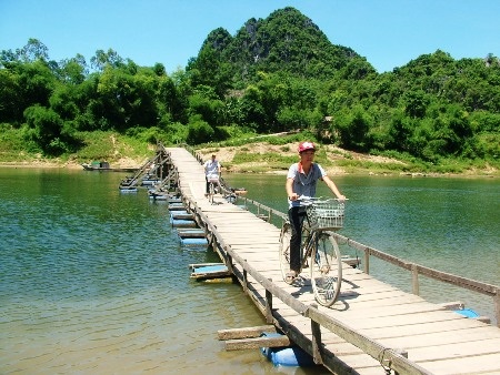 Về mùa mưa lũ, các em học sinh này phải nghỉ học vì cầu bị ngập