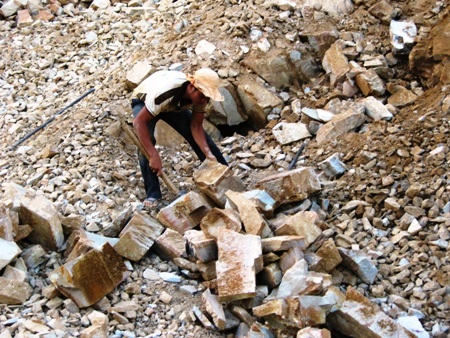 Hàng chục người dân ngày ngày bám mình trên vách đá cheo leo