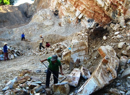 Hàng chục người dân ngày ngày bám mình trên vách đá cheo leo