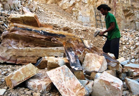 Anh Phạm Thanh đang chẻ đá thành từng phiến