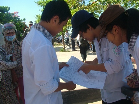 Thí sinh trao đổi bài sau giờ thi. (Ảnh: Đăng Đức)