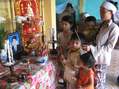 Chồng bị bệnh nặng rồi ra đi đột ngột để lại cho góa phụ trẻ một mình nuôi 5 đứa trẻ thơ dại