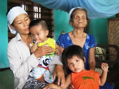 Gánh nặng gia đình ngày càng chồng chất trên vai người phụ nữ bất hạnh